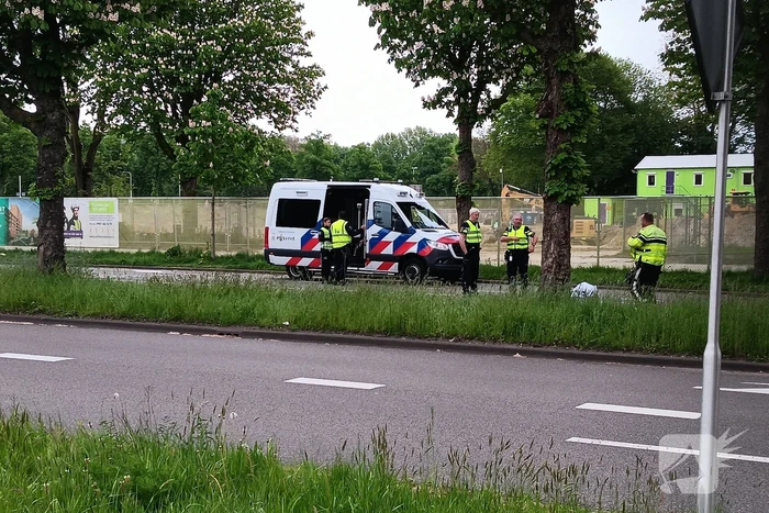Fietsster overleden als ze onder betonmixer belandt
