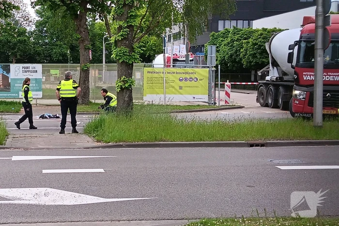 Fietsster overleden als ze onder betonmixer belandt