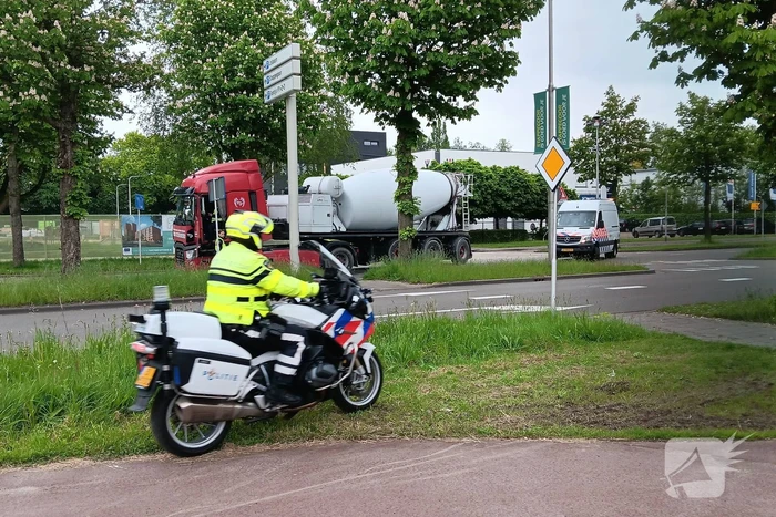 Fietsster overleden als ze onder betonmixer belandt