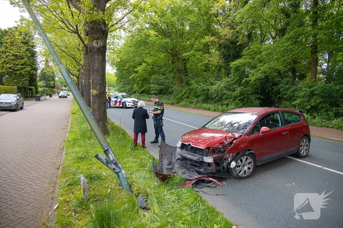 Automobilist rijdt tegen lantaarnpaal