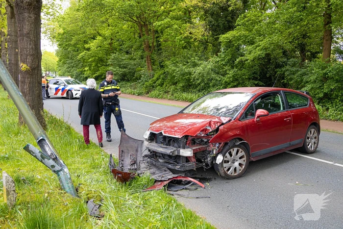 Automobilist rijdt tegen lantaarnpaal