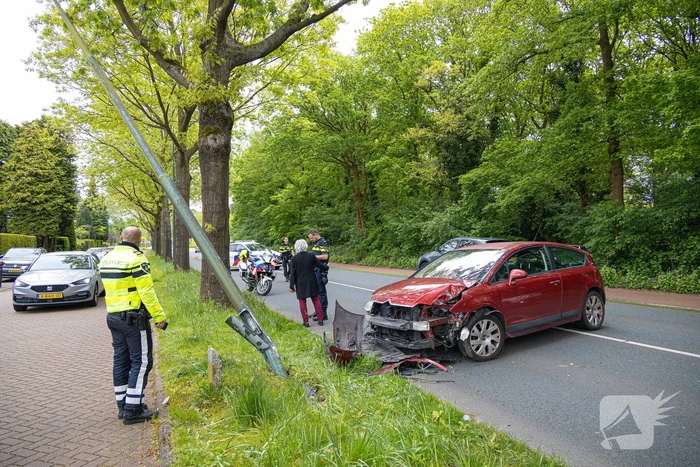Automobilist rijdt tegen lantaarnpaal