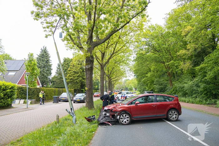 Automobilist rijdt tegen lantaarnpaal