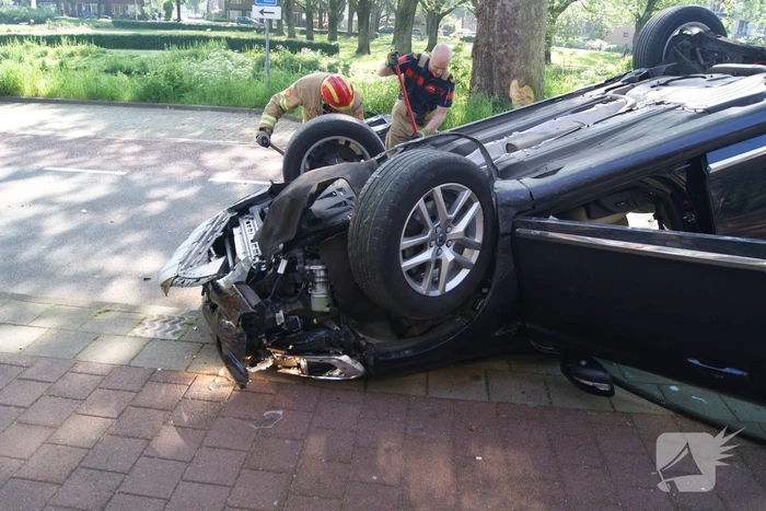 Automobilist klapt op lantaarnpaal en boom en belandt op zijn kop