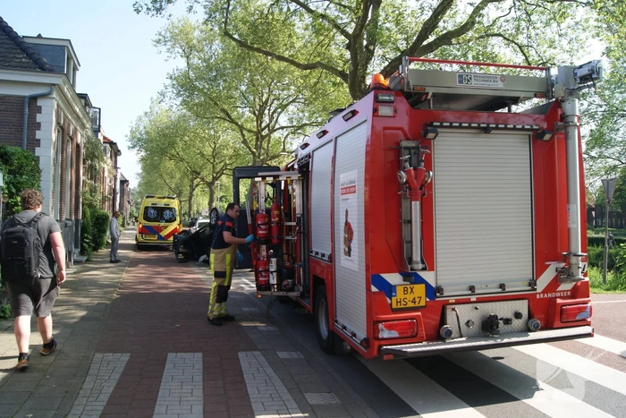 Automobilist klapt op lantaarnpaal en boom en belandt op zijn kop