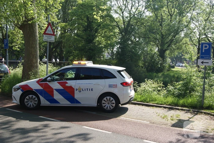 Automobilist klapt op lantaarnpaal en boom en belandt op zijn kop