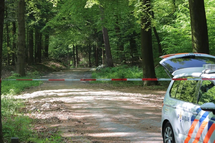 Politie vindt tientallen vaten in bos in Emmen
