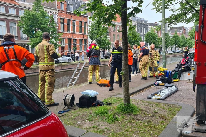 Brandweerduikers zoeken in water na vondst kentekenplaat