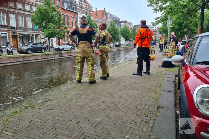 Brandweerduikers zoeken in water na vondst kentekenplaat