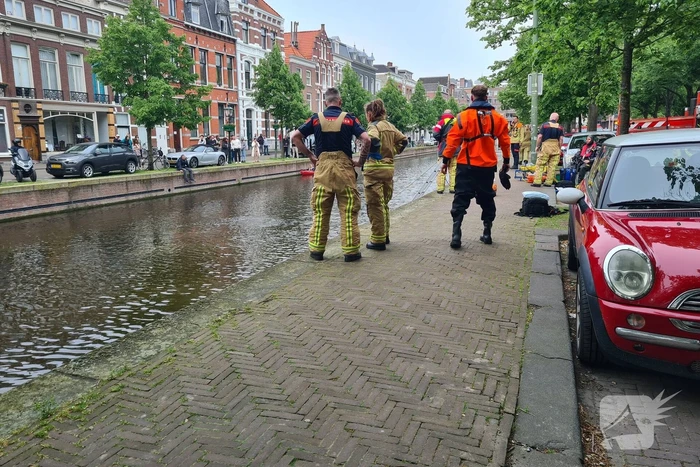 Brandweerduikers zoeken in water na vondst kentekenplaat