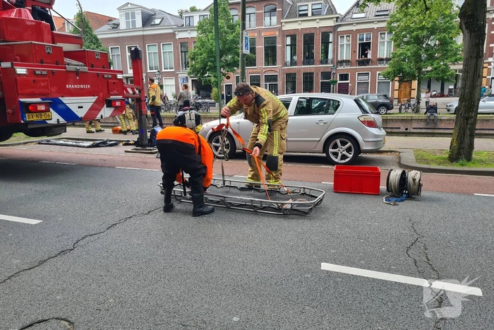 Brandweerduikers zoeken in water na vondst kentekenplaat