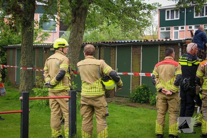 Persoon valt door asbestdak