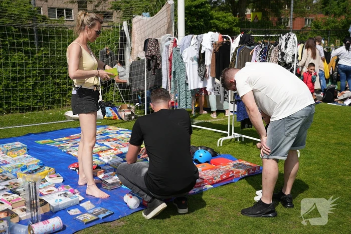 Jubileumeditie van succesvolle rommelmarkt bij voetbalclub goed bezocht