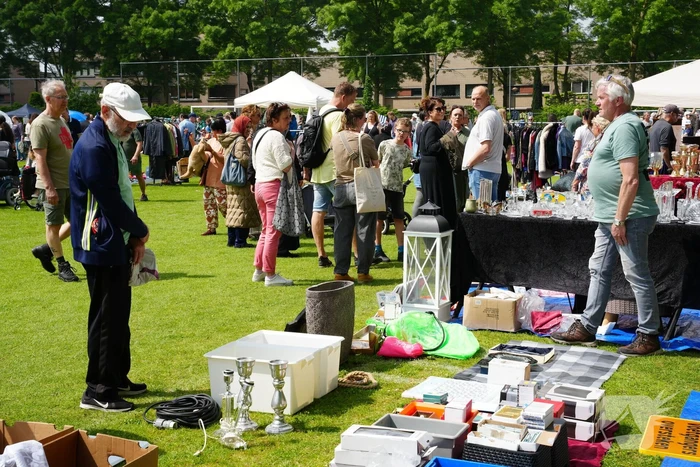 Jubileumeditie van succesvolle rommelmarkt bij voetbalclub goed bezocht