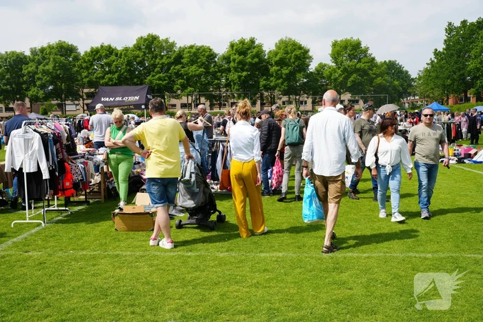 Jubileumeditie van succesvolle rommelmarkt bij voetbalclub goed bezocht