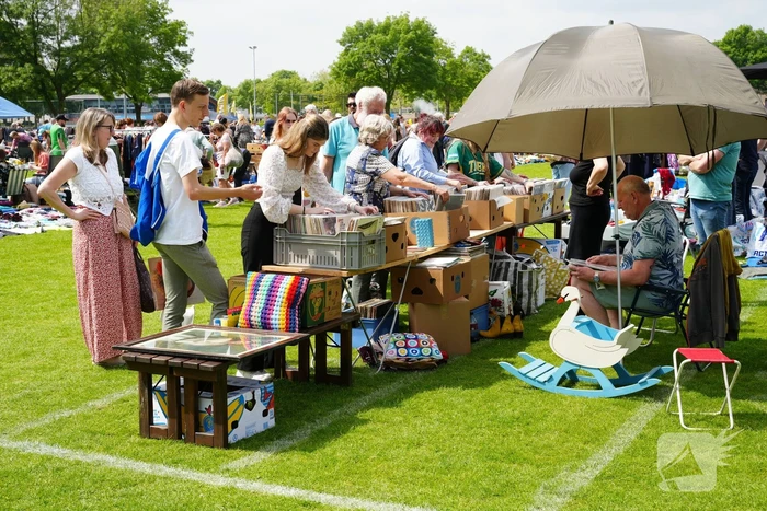 Jubileumeditie van succesvolle rommelmarkt bij voetbalclub goed bezocht