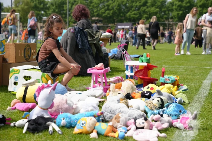 Jubileumeditie van succesvolle rommelmarkt bij voetbalclub goed bezocht