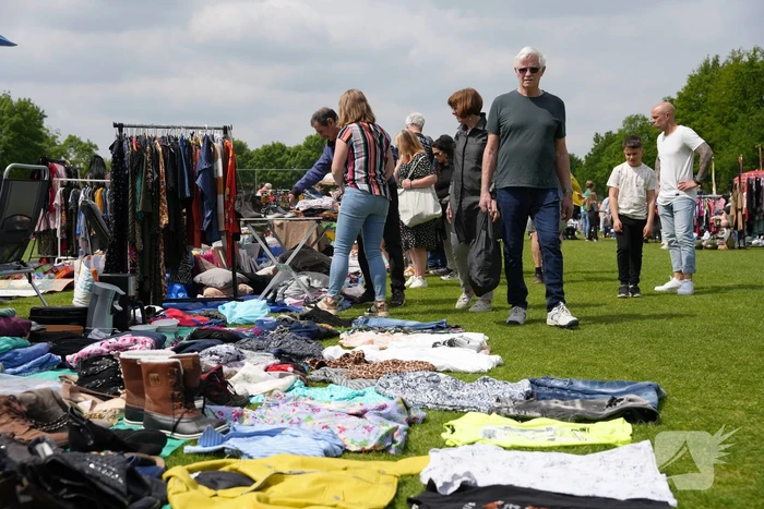Jubileumeditie van succesvolle rommelmarkt bij voetbalclub goed bezocht