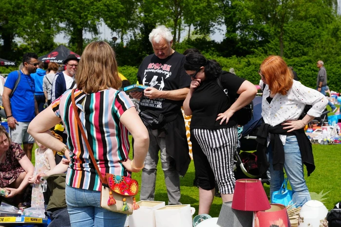 Jubileumeditie van succesvolle rommelmarkt bij voetbalclub goed bezocht