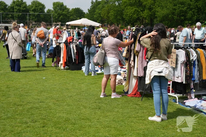 Jubileumeditie van succesvolle rommelmarkt bij voetbalclub goed bezocht