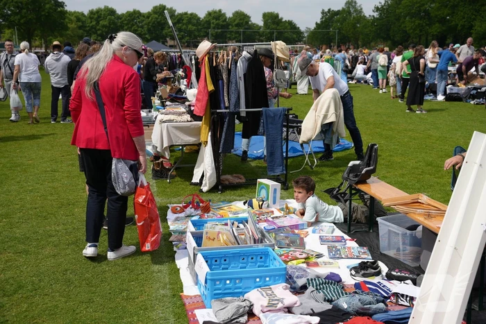 Jubileumeditie van succesvolle rommelmarkt bij voetbalclub goed bezocht