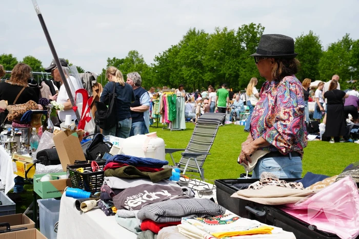 Jubileumeditie van succesvolle rommelmarkt bij voetbalclub goed bezocht