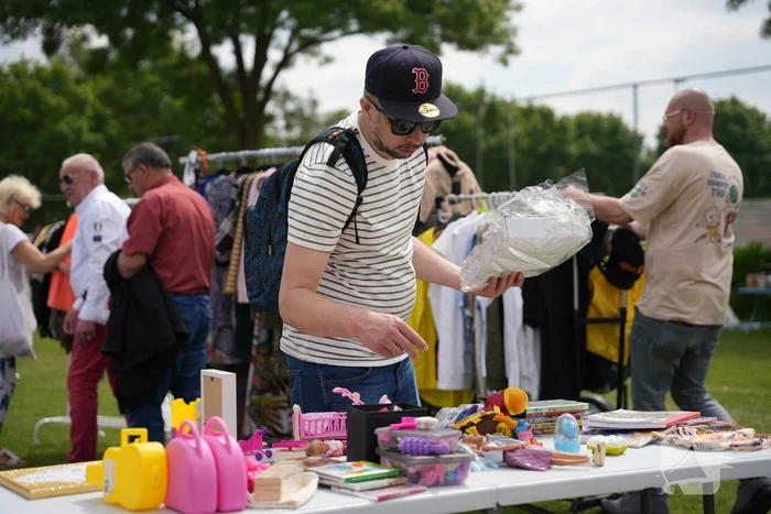 Jubileumeditie van succesvolle rommelmarkt bij voetbalclub goed bezocht