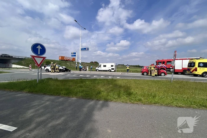Auto zwaar beschadigd na botsing