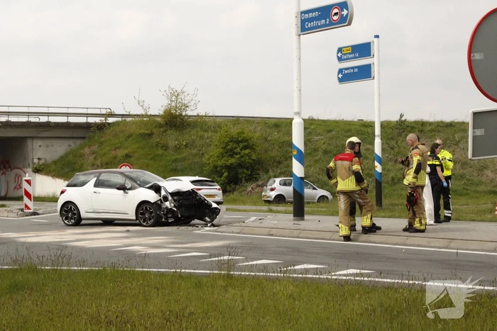 Auto zwaar beschadigd na botsing