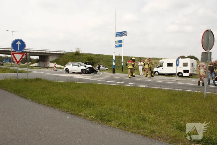 Auto zwaar beschadigd na botsing