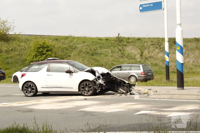 Auto zwaar beschadigd na botsing