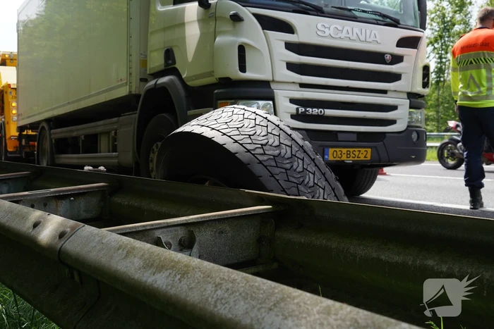 Vrachtwagen verliest band en veroorzaakt schade en file