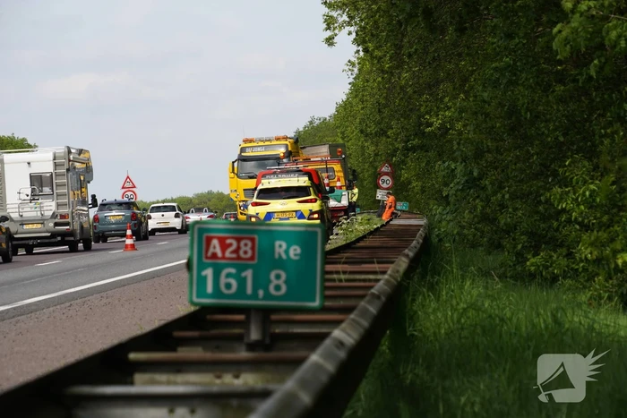 Vrachtwagen verliest band en veroorzaakt schade en file
