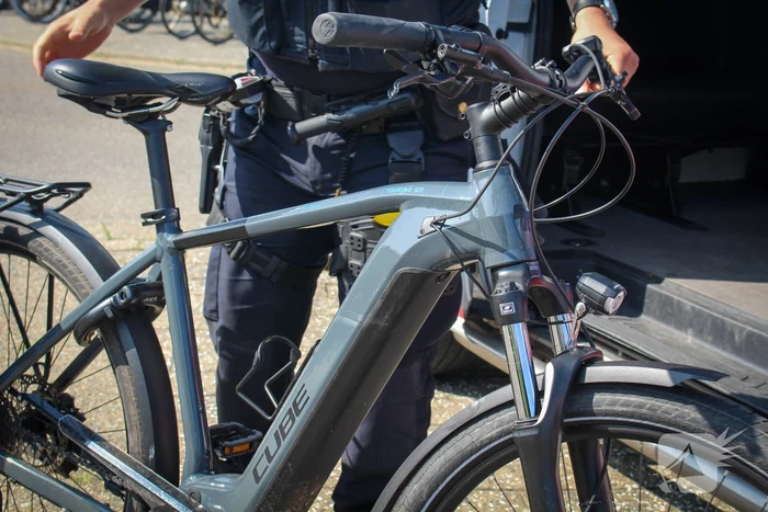Fietser gewond bij aanrijding, automobilist rijdt door