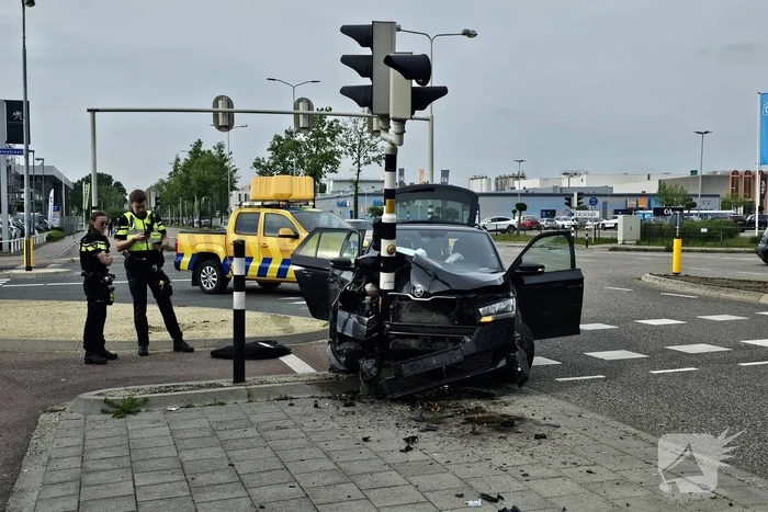 Flinke schade nadat automobilist tegen verkeerspaal rijdt