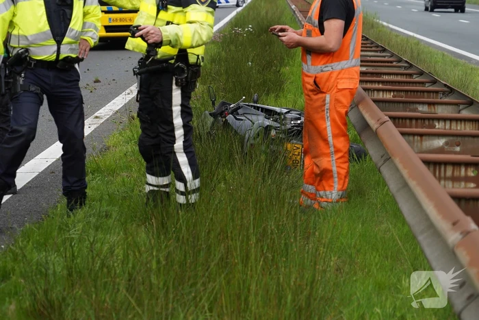 Motorrijder gewond na crash op snelweg