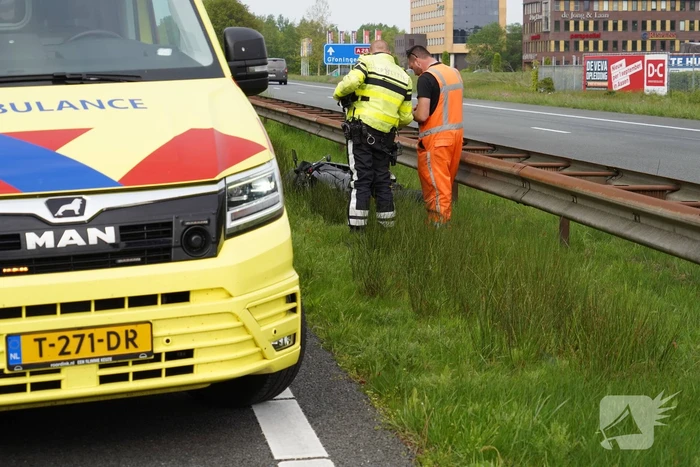 Motorrijder gewond na crash op snelweg
