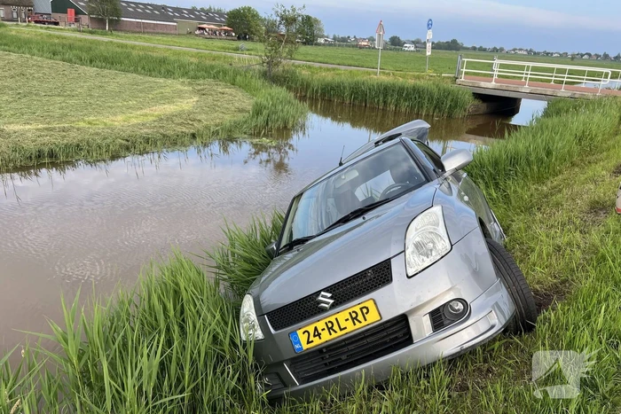 Auto raakt te water door technisch mankement