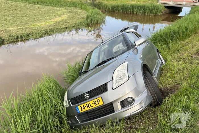 Auto raakt te water door technisch mankement