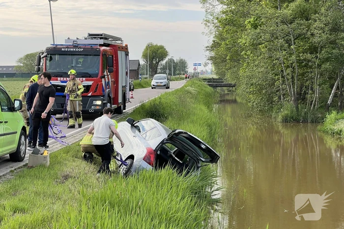Auto raakt te water door technisch mankement