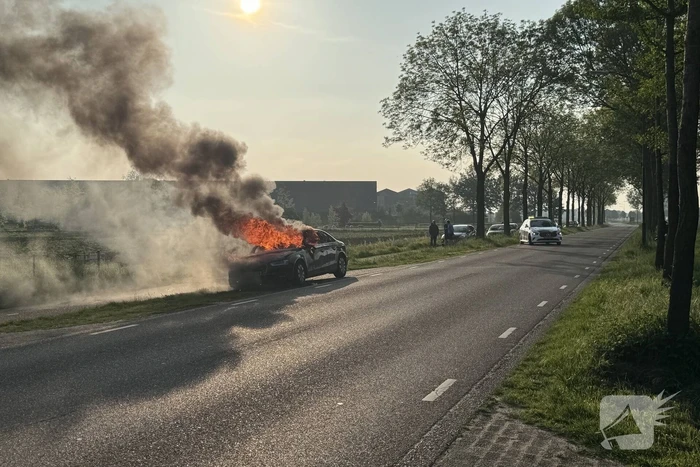 Auto verwoest door brand tijdens rit