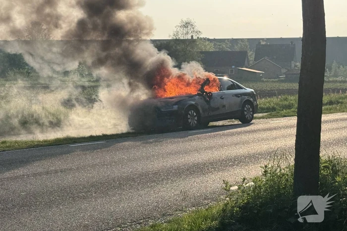 Auto verwoest door brand tijdens rit