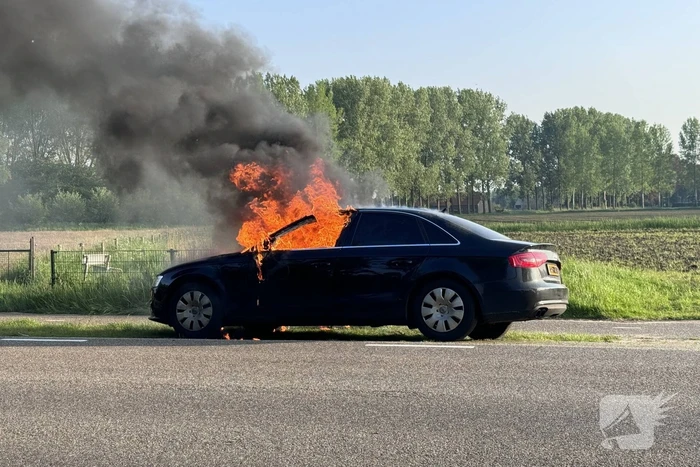 Auto verwoest door brand tijdens rit