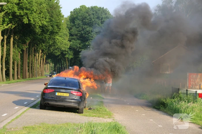 Auto verwoest door brand tijdens rit