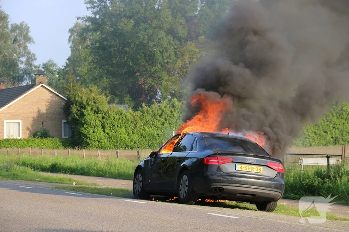 Auto verwoest door brand tijdens rit