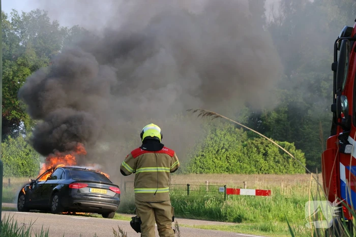 Auto verwoest door brand tijdens rit