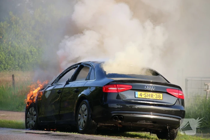 Auto verwoest door brand tijdens rit
