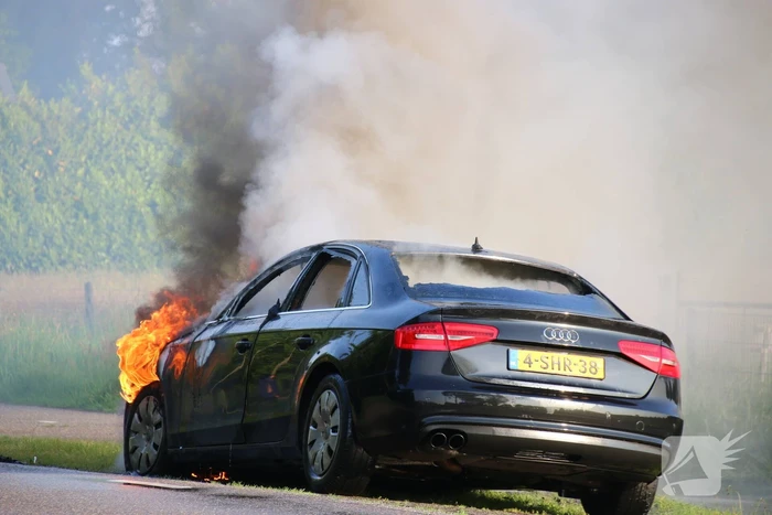 Auto verwoest door brand tijdens rit
