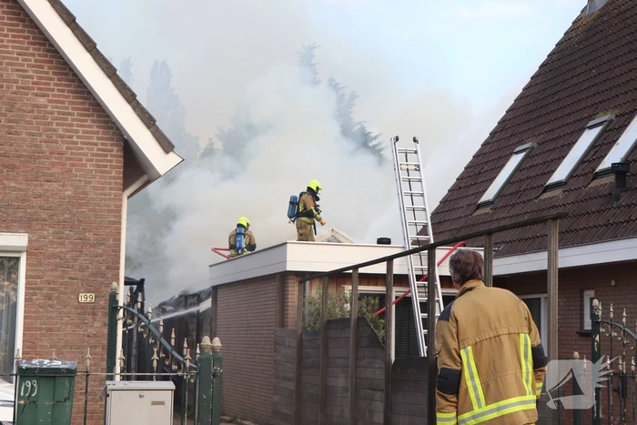 Autobrand slaat over naar buren