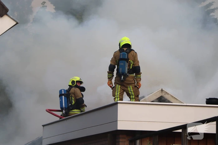 Autobrand slaat over naar buren